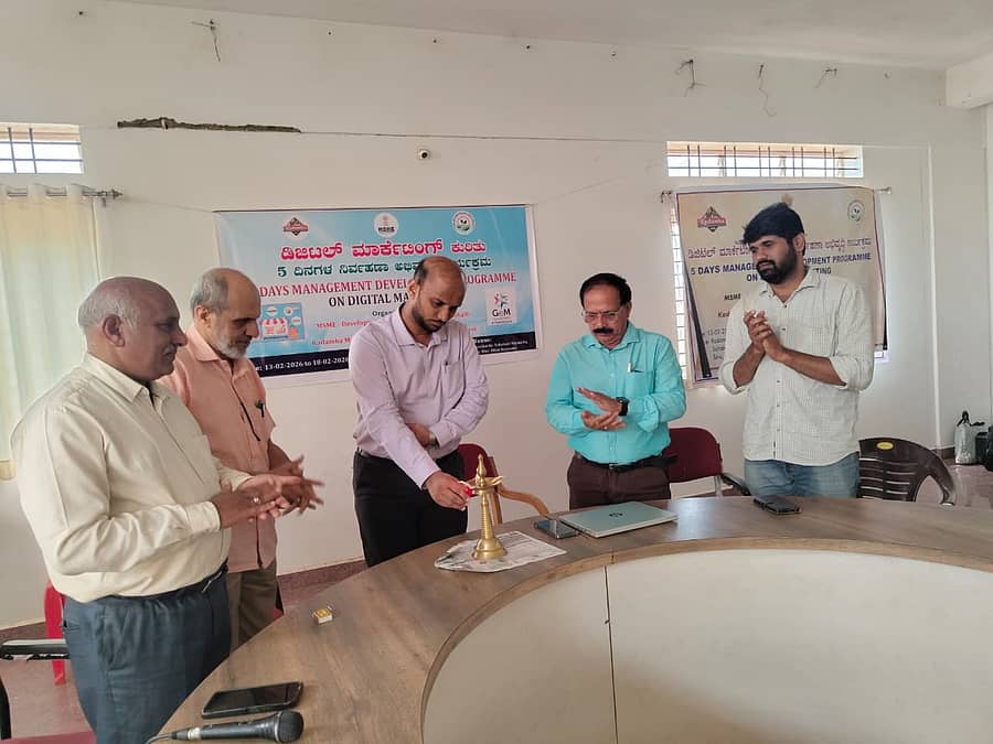 ಶಿರಸಿಯ ಕದಂಬ ಮಾರ್ಕೆಟಿಂಗ್ ಸೌಹಾರ್ದ ಸಹಕಾರಿ ಸಂಘದಲ್ಲಿ ಶುಕ್ರವಾರ ಹಮ್ಮಿಕೊಳ್ಳಲಾದ ಐದು ದಿನಗಳ ನಿರ್ವಹಣಾ ಅಭಿವೃದ್ಧಿ ಕಾರ್ಯಕ್ರಮವನ್ನು ಮಹಮದ್ ಅರ್ಷದ್ ಉದ್ಘಾಟಿಸಿದರು