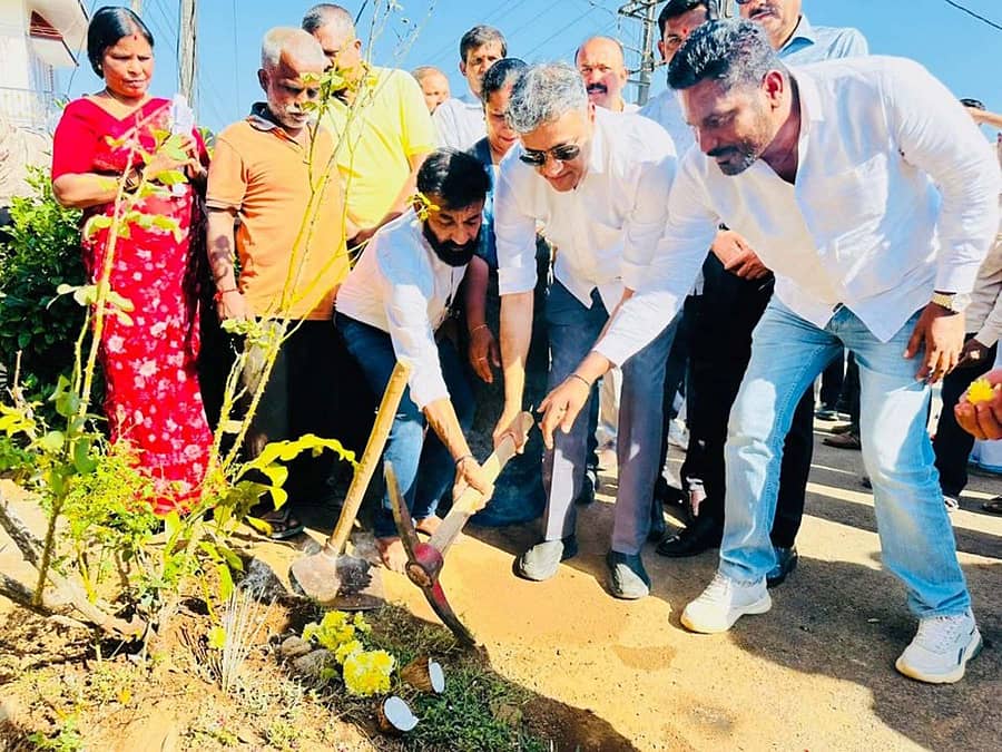 ಗೋಣಿಕೊಪ್ಪಲು ಬಳಿಯ ಪೊನ್ನಂಪೇಟೆ ಪಟ್ಟಣ ಪಂಚಾಯಿತಿ ವ್ಯಾಪ್ತಿಯ ಮಹಾತ್ಮ ಗಾಂಧಿ ನಗರದ ರಸ್ತೆ ಅಭಿವೃದ್ಧಿಗೆ ಶಾಸಕ ಎ.ಎಸ್.ಪೊನ್ನಣ್ಣ ಭೂಮಿ ಪೂಜೆ ನೆರವೇರಿಸಿದರು 