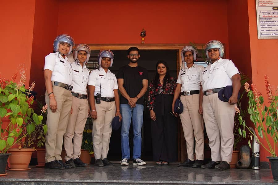 ತ್ವರ ಸಂಸ್ಥೆಯಿಂದ ಮಹಿಳಾ ಪೊಲೀಸ್‌ ಸಿಬ್ಬಂದಿಗೆ ಹೆಲ್ಮೆಟ್ ವಿತರಣೆ ಮಾಡಲಾಯಿತು 