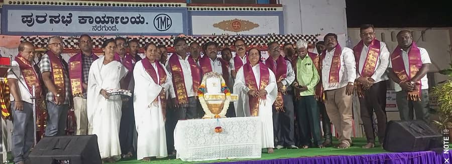 ನರಗುಂದ ದ ಬ್ರಹ್ಮ ಕುಮಾರಿ ಈಶ್ವರೀಯ ವಿಶ್ವವಿದ್ಯಾಲಯದ ಆಶ್ರಯದಲ್ಲಿ ನಡೆಯುತ್ತಿರುವ ಶಿವರಾತ್ರಿಯ ಎರಡನೇ ದಿನದ ಕಾರ್ಯಕ್ರಮ ಹಳಿಯಾಳದ ಬ್ರಹ್ಮಕುಮಾರಿ ಪದ್ಮಾಜಿ ನೇತೃತ್ವದಲ್ಲಿ ನಡೆಯಿತು.