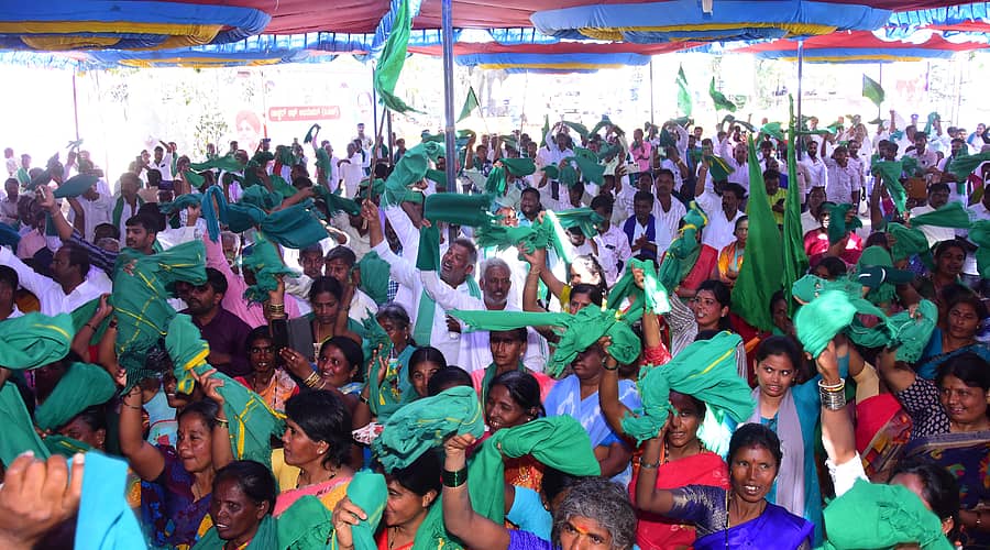 ಭದ್ರಾ ಮೇಲ್ದಂಡೆ ಯೋಜನೆ ಜಾರಿ ಒತ್ತಾಯಿಸಿ ಶುಕ್ರವಾರ ನಡೆದ ಪ್ರತಿಭಟನಾ ಸಭೆಯಲ್ಲಿ ರೈತರು ಹರಿಸು ಶಾಲು ಬೀಸಿದರು