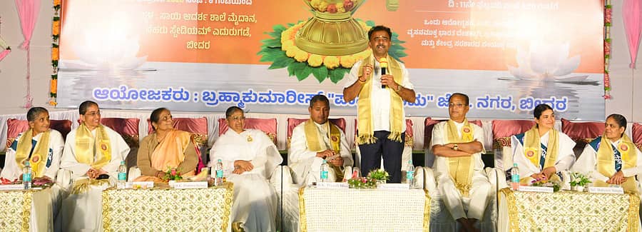 ಬೀದರ್‌ನಲ್ಲಿ ಗುರುವಾರ ಏರ್ಪಡಿಸಿದ್ದ ಶಿವ ಜಯಂತಿ ಮಹೋತ್ಸವ ಹಾಗೂ ವ್ಯಸನಮುಕ್ತ ಭಾರತ ಅಭಿಯಾನ ಕಾರ್ಯಕ್ರಮದಲ್ಲಿ ಶಾಸಕ ಡಾ. ಶೈಲೇಂದ್ರ ಕೆ. ಬೆಲ್ದಾಳೆ ಮಾತನಾಡಿದರು