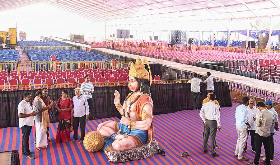 ಮೈಸೂರಿನ ಮಹಾರಾಜ ಕಾಲೇಜು ಮೈದಾನದಲ್ಲಿ ಹನುಮಾನ್‌ ಚಾಲೀಸಾ ಪಾರಾಯಣ ಮಹಾಯಜ್ಞಕ್ಕೆ ವೇದಿಕೆ ಸಿದ್ಧಗೊಂಡಿದೆ– ಪ್ರಜಾವಾಣಿ ಚಿತ್ರ