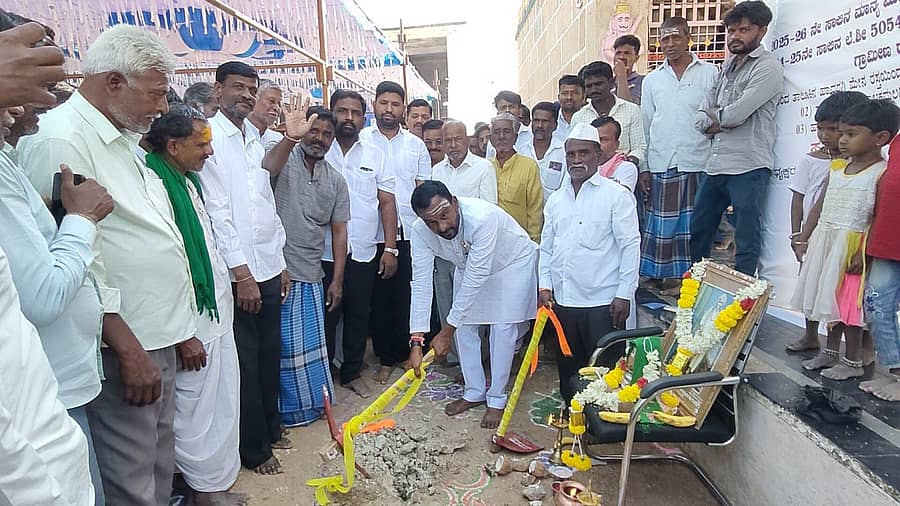 ಹುನಗುಂದ ತಾಲ್ಲೂಕಿನ ಹಾವರಗಿ ಗ್ರಾಮದ ವಿವಿಧ ಕಾಮಗಾರಿಗಳಿಗೆ ಭೂಮಿ ಪೂಜೆ ನೆರವೇರಿಸಿ ಶಾಸಕ ವಿಜಯಾನಂದ ಕಾಶಪ್ಪನವರ ಚಾಲನೆ ನೀಡಿದರು.