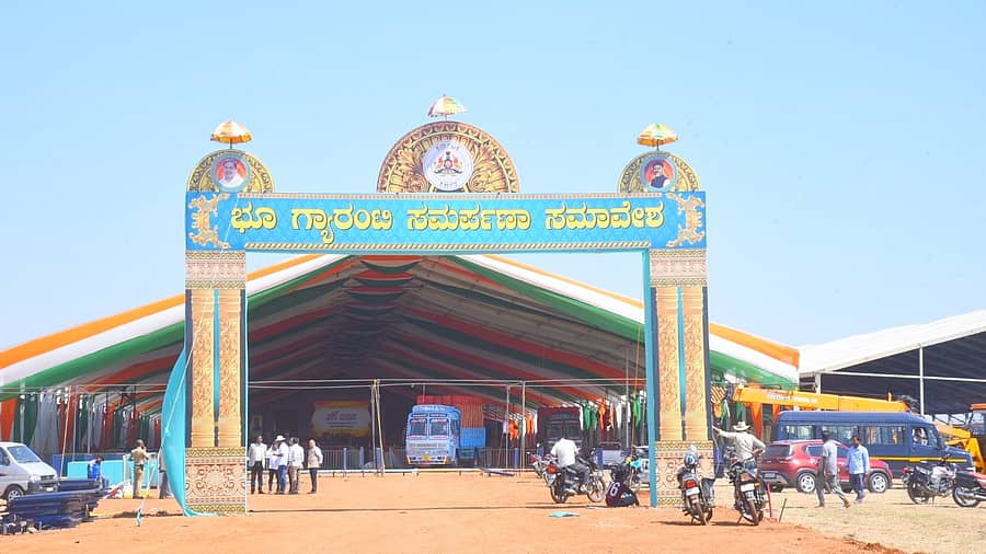 <div class="paragraphs"><p>ಹಾವೇರಿಯಲ್ಲಿ ಫೆ. 14ರಂದು ನಡೆಯಲಿರುವ ರಾಜ್ಯ ಸರ್ಕಾರದ ಸಾಧನಾ ಸಮಾವೇಶಕ್ಕೆ ಸಿದ್ಧಪಡಿಸಿರುವ ವೇದಿಕೆ</p></div>