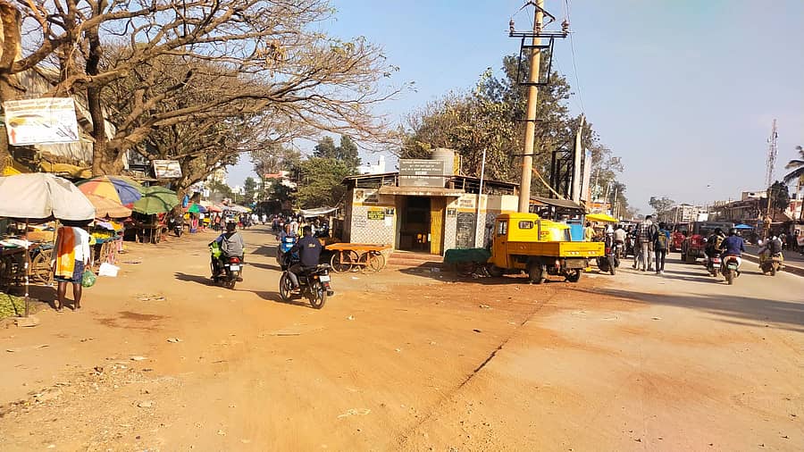 ವಿಜಯಪುರ ಪಟ್ಟಣದ ಪ್ರಮುಖ ರಸ್ತೆಗಳು ಧೂಳಿನಿಂದ ಆವರಿಸಿರುವುದು. 