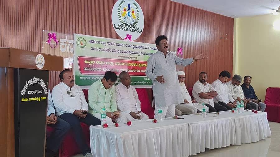 ಮುಂಡಗೋಡ ಪಟ್ಟಣದ ಸರ್ಕಾರಿ ನೌಕರರ ಭವನದಲ್ಲಿ ಜಿಲ್ಲಾ ಪಡಿತರ ವಿತರಕರ ಸಂಘದ ಸಮಾವೇಶ ಮತ್ತು ಜಿಲ್ಲಾ ಪದಾಧಿಕಾರಿಗಳ ಆಯ್ಕೆ ಸಭೆಯಲ್ಲಿ ಸಂಘದ ರಾಜ್ಯ ಘಟಕದ ಅಧ್ಯಕ್ಷ ಕೃಷ್ಣ ಡಿ.ನಾಯ್ಕ ಮಾತನಾಡಿದರು