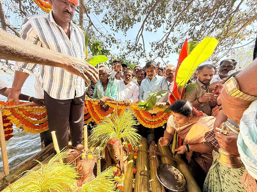 ಮಾಗಡಿ ತಾಲ್ಲೂಕಿನ ಕೆಂಸಾಗರ ಕೆರೆಯಲ್ಲಿ ನಡೆದ ತೆಪ್ಪೋತ್ಸವಕ್ಕೆ ಶಾಸಕ ಎಚ್. ಸಿ.ಬಾಲಕೃಷ್ಣ ಚಾಲನೆ ನೀಡಿದರು
