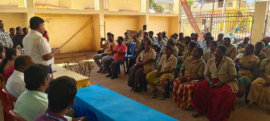 ವಿಜಯಪುರ ಪಟ್ಟಣದ ಪುರಸಭಾ ಆವರಣದಲ್ಲಿ ಪೌರಕಾರ್ಮಿಕರಿಗೆ ಏರ್ಪಡಿಸಿದ್ದ ಆರೋಗ್ಯ ತಪಾಸಣೆ ಶಿಬಿರದಲ್ಲಿ ಮುಖ್ಯಾಧಿಕಾರಿ ಸತ್ಯನಾರಾಯಣ ಮಾತನಾಡಿದರು.