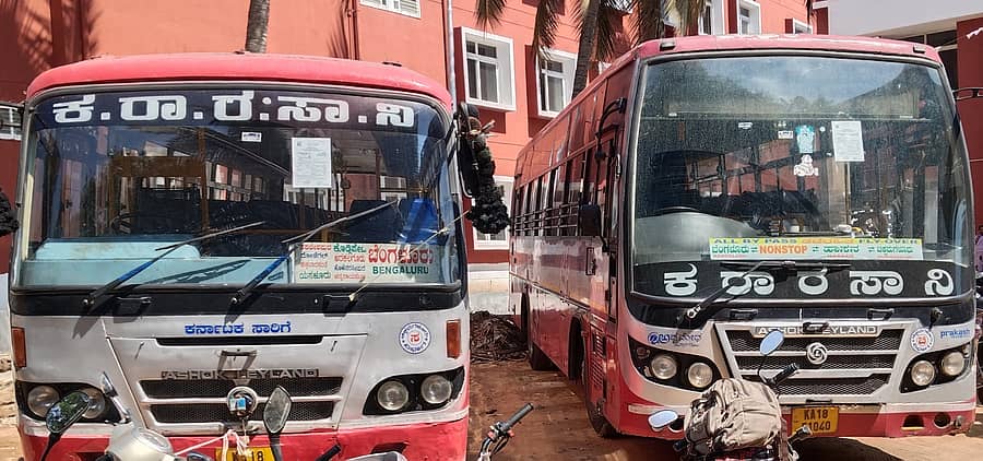 ಚಿಕ್ಕಮಗಳೂರು ವಿಭಾಗಕ್ಕೆ ಸೇರಿದ ಎರಡು ಬಸ್‌ಗಳನ್ನು ಜಪ್ತಿ ಮಾಡಿ, ಹಾಸನ ಜಿಲ್ಲೆಯ ಚನ್ನರಾಯಪಟ್ಟಣ ಕೋರ್ಟ್‌ ಎದುರು ನಿಲ್ಲಿಸಿರುವುದು