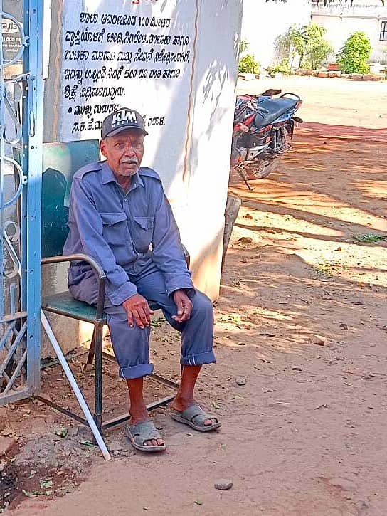 <div class="paragraphs"><p>ಸೆಕ್ಯುರಿಟಿ ಗಾರ್ಡ್‌</p></div>