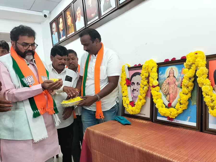 ಹಾಸನದ ಬಿಜೆಪಿ ಕಚೇರಿಗೆ ಶುಕ್ರವಾರ ಭೇಟಿ ನೀಡಿದ್ದ ವಿಧಾನ ಪರಿಷತ್‌ ಪ್ರತಿಪಕ್ಷದ ನಾಯಕ ಛಲವಾದಿ ನಾರಾಯಣಸ್ವಾಮಿ ಅವರು ಭಾರತಮಾತೆಯ ಭಾವಚಿತ್ರಕ್ಕೆ ಪುಷ್ಪಾರ್ಪಣೆ ಮಾಡಿದರು