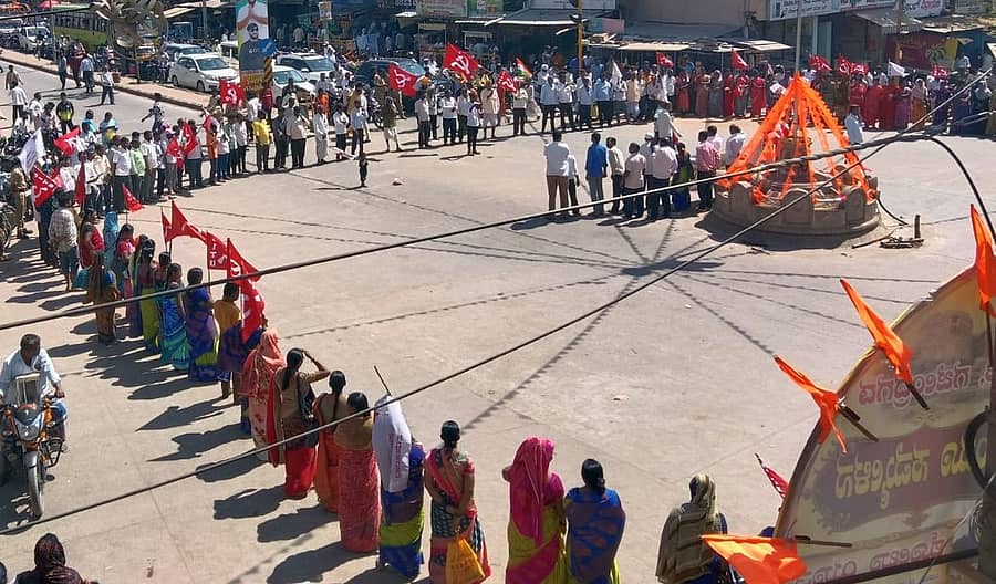 ಗಜೇಂದ್ರಗಡದ ಕಾಲಕಾಲೇಶ್ವರ ವೃತ್ತದಲ್ಲಿ ವಿವಿಧ ಕಾರ್ಮಿಕ ಸಂಘಟನೆಗಳ ಮುಖಂಡರು ಅಖಿಲ ಭಾರತ ಮುಷ್ಕರ ಬೆಂಬಲಿಸಿ ಮಾನವ ಸರಪಳಿ ನಿರ್ಮಿಸಿ ಪ್ರತಿಭಟಿಸಿದರು