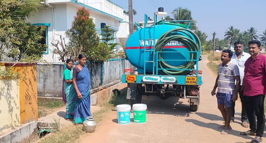 ಕಿದಿಯೂರು ಗರಡಿ ತೋಟ ನಿವಾಸಿಗಳು ಟ್ಯಾಂಕರ್‌ನಲ್ಲಿ ನೀರು ತರಿಸಿರುವುದು 