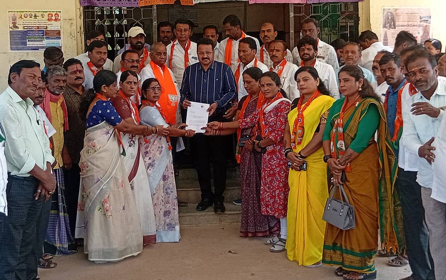 ಯಲಬುರ್ಗಾ ಪಟ್ಟಣದಲ್ಲಿ ಬಿಜೆಪಿ ಮುಖಂಡರು ಹಾಗೂ ಮಹಿಳಾ ಮೋರ್ಚಾ ಪದಾಧಿಕಾರಿ ತಹಶೀಲ್ದಾರ್ ಪ್ರಕಾಶ ನಾಶಿ ಅವರಿಗೆ ಮನವಿ ಸಲ್ಲಿಸಿದರು 