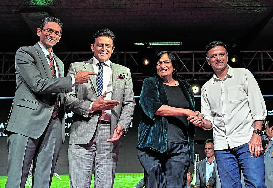 <div class="paragraphs"><p>ಕೆಎಸ್‌ಸಿಎ ಆಶ್ರಯದಲ್ಲಿ ನಡೆದ ಕಾರ್ಯಕ್ರಮದಲ್ಲಿ ಚಿನ್ನಸ್ವಾಮಿ ಕ್ರೀಡಾಂಗಣದ ಸುವರ್ಣಮಹೋತ್ಸವ ಸಮಾರಂಭದಲ್ಲಿ ಪ್ರೇಕ್ಷಕರ ಸ್ಟ್ಯಾಂಡ್‌ಗಳಿಗೆ ದಿಗ್ಗಜ ಕ್ರಿಕೆಟಿಗರಾದ ಶಾಂತಾ ರಂಗಸ್ವಾಮಿ, ಅನಿಲ್ ಕುಂಬ್ಳೆ ಹಾಗೂ ರಾಹುಲ್ ದ್ರಾವಿಡ್ ಅವರ ಹೆಸರುಗಳನ್ನು ಇಡಲಾಯಿತು. ಕೆಎಸ್‌ಸಿಎ ಅಧ್ಯಕ್ಷ ವೆಂಕಟೇಶ್ ಪ್ರಸಾದ್ ಹಾಜರಿದ್ದರು</p></div>