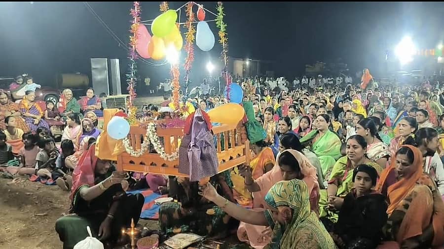 ತಾಳಿಕೋಟೆ ತಾಲ್ಲೂಕಿನ  ನಾವದಗಿ ಗ್ರಾಮದ ಪರ್ವತೇಶ್ವರ ಬ್ರಹನ್ಮಠದ  ರಾಜ ಗುರು ರಾಜೇಂದ್ರ ಒಡೆಯರ್ ಶಿವಾಚಾರ್ಯರ ಗುರು ಪಟ್ಟಾಧಿಕಾರದ ದ್ವಿತೀಯ ವಾರ್ಷಿಕೋತ್ಸವದ ಅಂಗವಾಗಿ ಹಮ್ಮಿಕೊಂಡಿದ್ದ ಗುಡ್ಡಾಪುರದ ದಾನಮ್ಮ ದೇವಿ ಪುರಾಣ ಮಹೋತ್ಸವದಲ್ಲಿ ತೊಟ್ಟಿಲೋತ್ಸವ ಜರುಗಿತು