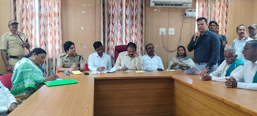 <div class="paragraphs"><p>ಮದ್ದೂರಿನ ಪ್ರವಾಸಿ ಮಂದಿರದಲ್ಲಿ ಗೆಜ್ಜಲಗೆರೆ, ಗೊರವನಹಳ್ಳಿ ಸೇರಿದಂತೆ 4 ಗ್ರಾ.ಪಂ. ಮುಖಂಡರ ಜೊತೆ ಶನಿವಾರ ಜಿಲ್ಲಾ ಉಸ್ತುವಾರಿ ಸಚಿವ ಎನ್. ಚಲುವರಾಯಸ್ವಾಮಿ ನೇತೃತ್ವದಲ್ಲಿ ಸಭೆ ನಡೆಯಿತು. </p></div>