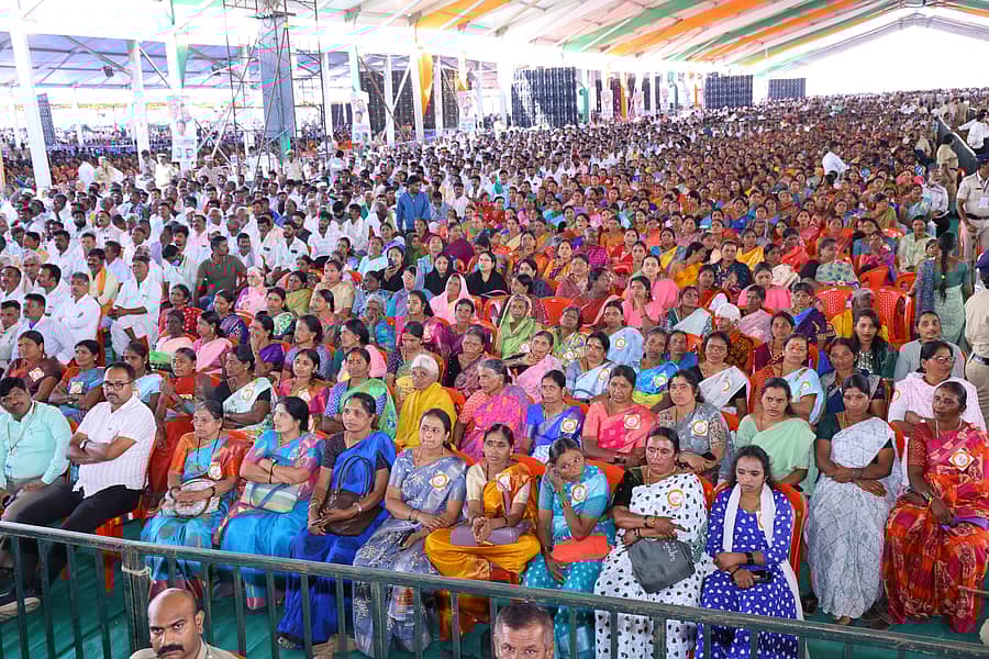 ಹಾವೇರಿಯಲ್ಲಿ ಶುಕ್ರವಾರ ಆಯೋಜಿಸಿದ್ದ ‘ಭೂ ಗ್ಯಾರಂಟಿ ಸಮರ್ಪಣಾ ಸಮಾವೇಶ’ದಲ್ಲಿ ಪಾಲ್ಗೊಂಡಿದ್ದ ಜನರು