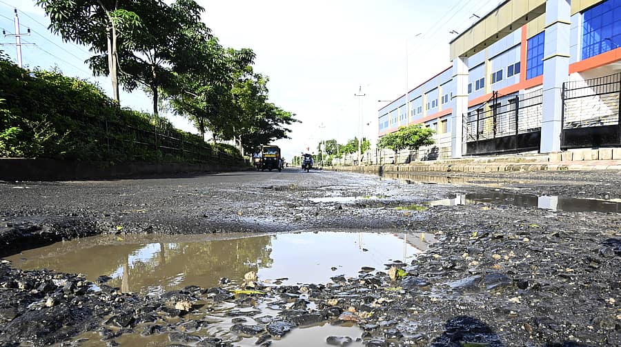 ರಸ್ತೆ ಗುಂಡಿ (ಸಾಂದರ್ಭಿಕ ಚಿತ್ರ)
