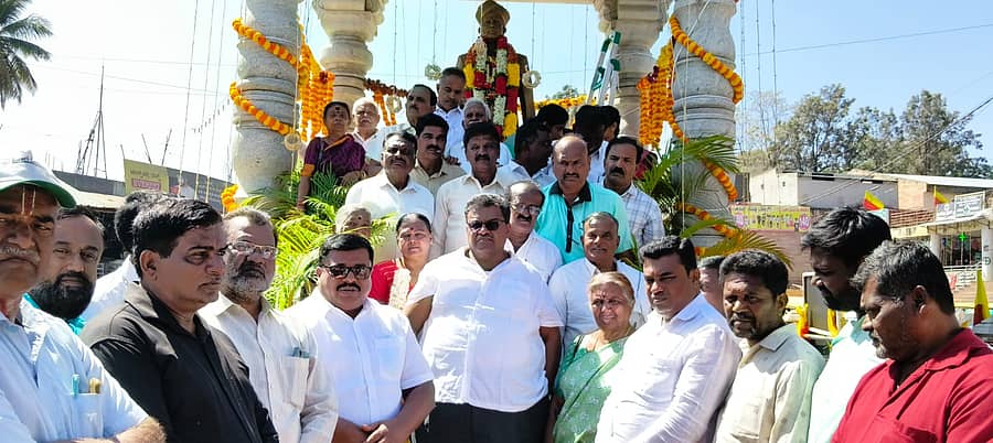 <div class="paragraphs"><p>ಮಾಜಿ ಮುಖ್ಯಮಂತ್ರಿ ಹಾಗೂ ವಿಧಾನಸೌಧದ ನಿರ್ಮಾತೃ ಕೆಂಗಲ್ ಹನುಮಂತಯ್ಯ ಅವರ ಜನ್ಮದಿನದ ಪ್ರಯುಕ್ತ ನಗರಸಭೆ ಅಧ್ಯಕ್ಷ ಕೆ. ಶೇಷಾದ್ರಿ ಶಶಿ ಅವರು, ರಾಮನಗರದ ಹಳೆ ಬಸ್ ನಿಲ್ದಾಣ ವೃತ್ತದಲ್ಲಿರುವ ಕೆಂಗಲ್ ಅವರ ಪ್ರತಿಮೆಗೆ ಮಾಲಾರ್ಪಣೆ ಮಾಡಿದರು.</p></div>