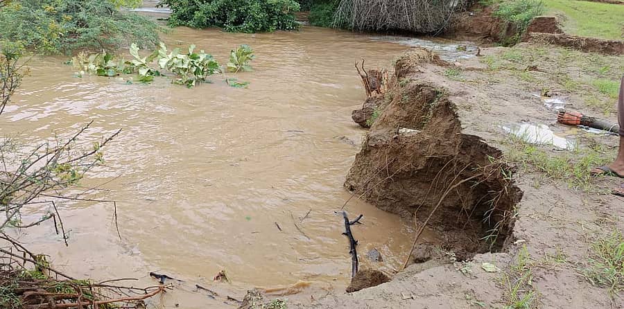ಪ್ರವಾಹದ ಕಾರಣದಿಂದ ಪ್ರತಿವರ್ಷ ನೀರಿನ ರಭಸಕ್ಕೆ ಕೊಚ್ಚಿಕೊಂಡು ಹೋಗುತ್ತಿರುವ ಮುಂಡರಗಿ ತಾಲ್ಲೂಕಿನ ಹಮ್ಮಿಗಿ ಗ್ರಾಮದ ಸ್ಮಶಾನ (ಸಂಗ್ರಹ ಹ ಚಿತ್ರ)