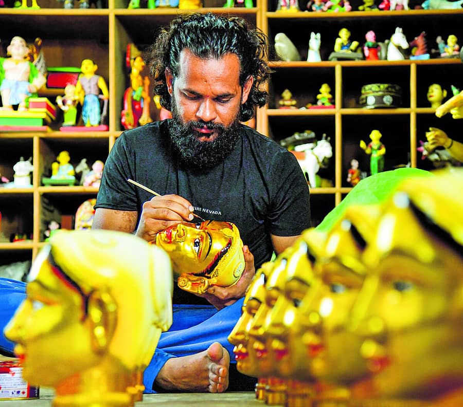 <div class="paragraphs"><p>ಕಿನ್ನಾಳ ಕಲಾಕೃತಿ ತಯಾರಿಕೆಯಲ್ಲಿ ತೊಡಗಿದ್ದ ಸಂತೋಷಕುಮಾರ್‌ ಚಿತ್ರಗಾರ </p></div>