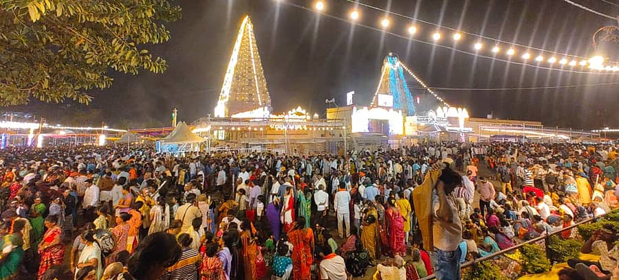 ಮಲೆ ಮಹದೇಶ್ವರನ ದೇವಸ್ಥಾನದಲ್ಲಿ ಶನಿವಾರ ಮಹಾಶಿವರಾತ್ರಿ ಜಾತ್ರಾ ಮಹೋತ್ಸವದಲ್ಲಿ ಭಾಗವಹಿಸಿದ್ದ ಭಕ್ತರು