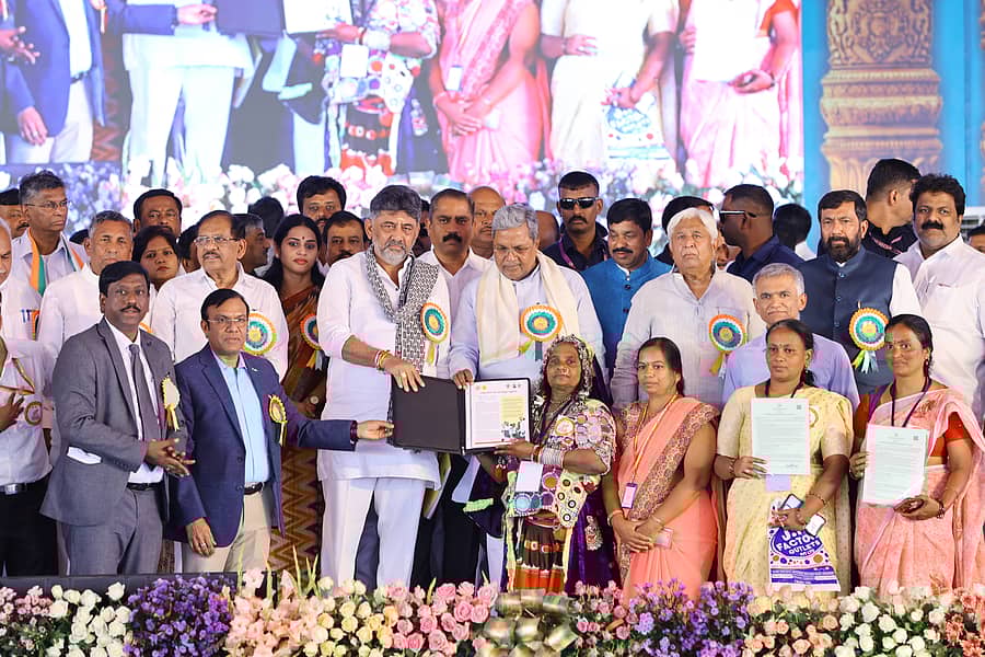 ಹಾವೇರಿಯಲ್ಲಿ ಶನಿವಾರ ಆಯೋಜಿಸಿದ್ದ ‘ಭೂ ಗ್ಯಾರಂಟಿ ಸಮರ್ಪಣಾ ಸಮಾವೇಶ’ದಲ್ಲಿ ಮುಖ್ಯಮಂತ್ರಿ ಸಿದ್ದರಾಮಯ್ಯ ಹಾಗೂ ಉಪಮುಖ್ಯಮಂತ್ರಿ ಡಿ.ಕೆ. ಶಿವಕುಮಾರ ಅವರು ಫಲಾನುಭವಿಗಳಿಗೆ ಹಕ್ಕುಪತ್ರ  ವಿತರಿಸಿದರು. ಸಚಿವರಾದ ಕೆ.ಎಚ್.ಮುನಿಯಪ್ಪ, ಜಿ.ಪರಮೇಶ್ವರ, ಎಚ್.ಕೆ.ಪಾಟೀಲ ಮತ್ತಿತರರು ಇದ್ದರು.