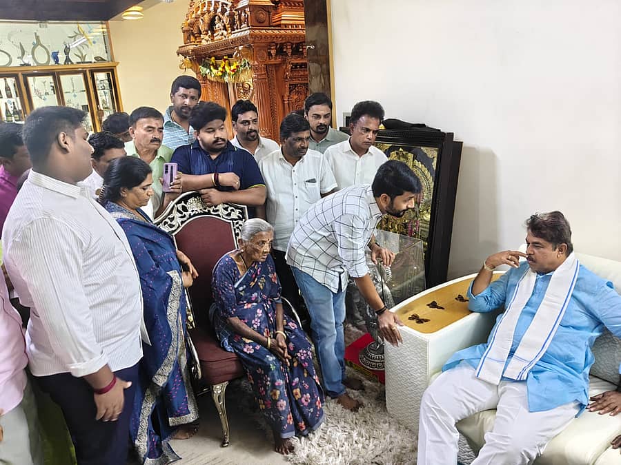 ವಿರೋಧ ಪಕ್ಷದ ನಾಯಕ ಆರ್.ಅಶೋಕ ಅವರು ಶಾಸಕ ಬೈರತಿ ಬಸವರಾಜ ಮನೆಗೆ ಭೇಟಿಕೊಟ್ಟು ಅವರ ಕುಟುಂಬದ ಸದಸ್ಯರೊಡನೆ ಸಮಾಲೋಚನೆ ನಡೆಸಿದರು