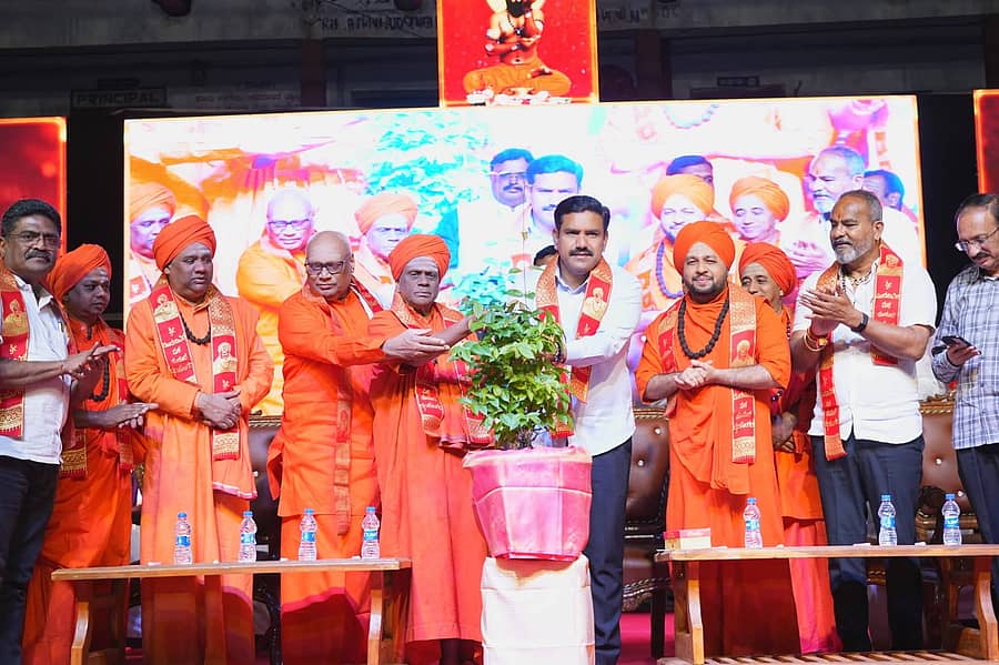 ಬೈಲಹೊಂಗಲ ಮೂರುಸಾವಿರಮಠದ ಜಾತ್ರಾ ಮಹೋತ್ಸವ ಸಮಾರಂಭವನ್ನು ಬಿಜೆಪಿ ರಾಜ್ಯ ಘಟಕದ ಅಧ್ಯಕ್ಷ ಬಿ.ವೈ.ವಿಜಯೇಂದ್ರ ಉದ್ಘಾಟಿಸಿದರು. ಪ್ರಭುನೀಲಕಂಠ ಸ್ವಾಮೀಜಿ, ವಿವಿಧ ಮಠಾಧೀಶರು, ಗಣ್ಯಮಾನ್ಯರು ಇದ್ದರು