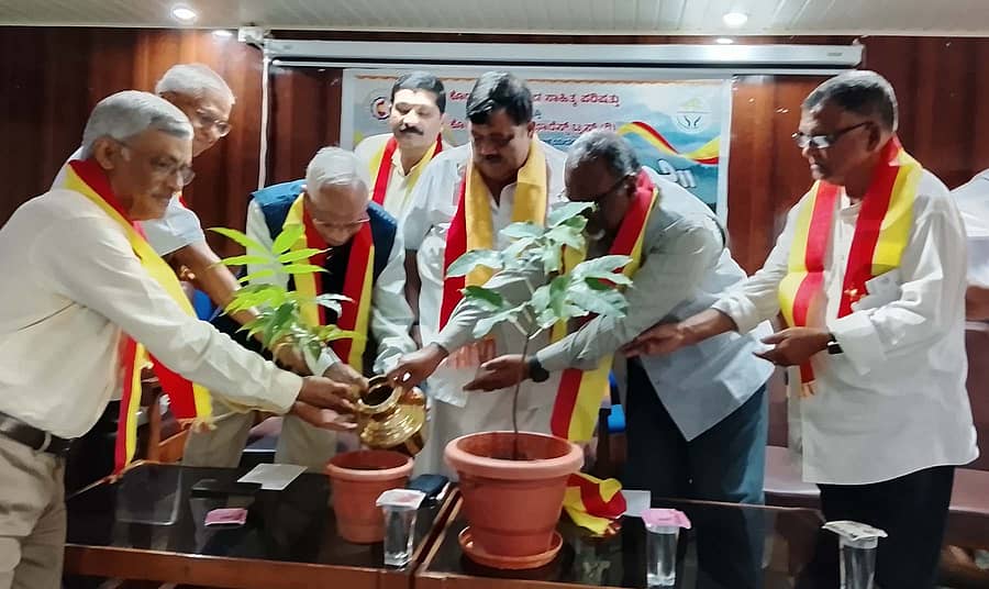 <div class="paragraphs"><p>ಗೋಣಿಕೊಪ್ಪಲು ಬಳಿಯ ಪೊನ್ನಂಪೇಟೆ ಅರಣ್ಯ ಮಹಾವಿದ್ಯಾಲಯದಲ್ಲಿ ನಡೆದ ದೇವರ ಕಾಡು ಕುರಿತ ಉಪನ್ಯಾಸ ಮತ್ತು ಸಂವಾದ ಕಾರ್ಯಕ್ರಮವನ್ನು ಅರಣ್ಯ ಮಹಾವಿದ್ಯಾಲಯದ ಡೀನ್ ಪ್ರೊ.ಶಿವಕುಮಾರ್ ಉದ್ಘಾಟಿಸಿದರು. ಪ್ರೊ.ಕುಶಾಲಪ್ಪ, ಕೇಶವಕಾಮತ್, ಎಂ.ಜಿ.ನಾಗರಾಜು, ಟಿ.ಪಿ.ರಮೇಶ್ ಪಾಲ್ಗೊಂಡಿದ್ದರು</p></div>