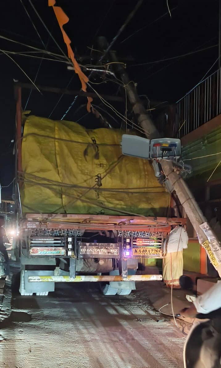 ಮಾಗಡಿ ಗೌರಮ್ಮನಕೆರೆ ಮುಖ್ಯ ರಸ್ತೆಯಲ್ಲಿ ಲಾರಿ‌ ಮೇಲೆ ಬಿದ್ದಿರುವ ವಿದ್ಯುತ್ ಕಂಬ