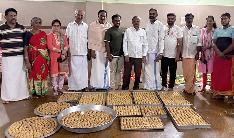 ಶ್ರೀರಂಗಪಟ್ಟಣ ಸಮೀಪದ ಚಂದ್ರವನ ಆಶ್ರಮದ ಆವರಣದಲ್ಲಿರುವ ಕಾಶಿ ಚಂದ್ರಮೌಳೇಶ್ವರಸ್ವಾಮಿ ದೇವಾಲಯದಲ್ಲಿ ನಡೆಯುವ ಮಹಾ ಶಿವರಾತ್ರಿ ಆಚರಣೆಯಲ್ಲಿ ಭಾಗವಹಿಸುವ ಭಕ್ತರಿಗೆ ಹಂಚಲು ತಂಬಿಟ್ಟಿನ ಉಂಡೆಗಳನ್ನು ಸಿದ್ದಪಡಿಸಲಾಗಿದೆ