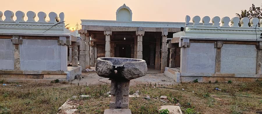 ಧರ್ಮಾಪುರ ಸಮೀಪದ ಕಾಶಿಲಿಂಗೇಶ್ವರ ದೇವಾಲಯದ ಹೊರನೋಟ