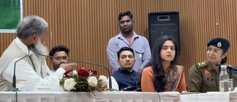 <div class="paragraphs"><p>ಹರಿಯಾಣದ&nbsp;ಕೈತಾಲ್ ಜಿಲ್ಲೆಯಲ್ಲಿ ನಡೆದ ಪ್ರಗತಿ ಪರಿಶೀಲನಾ ಸಭೆಯಲ್ಲಿ ಪೊಲೀಸ್ ವರಿಷ್ಠಾಧಿಕಾರಿ ಉಪಾಸನಾ ಜತೆ ವಾಗ್ವಾದ ನಡೆಸಿದ ಸಚಿವ ಅನಿಲ್ ವಿಜ್</p></div>