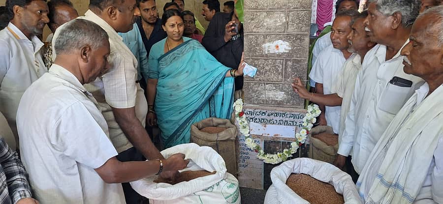 ಕೆಜಿಎಫ್‌  ರಾಬರ್ಟಸನ್‌ಪೇಟೆಯಲ್ಲಿ ಶನಿವಾರ ರೈತರಿಂದ ರಾಗಿ ಖರೀದಿ ಮಾಡುವ ಕಾರ್ಯಕ್ರಮಕ್ಕೆ ಶಾಸಕಿ ಎಂ.ರೂಪಕಲಾ ಚಾಲನೆ ನೀಡಿದರು. ರೈತರು ಮತ್ತು ಅಧಿಕಾರಿಗಳು ಹಾಜರಿದ್ದರು.