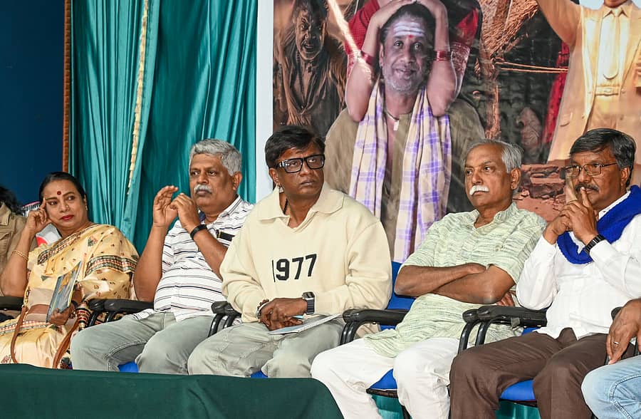 ಸಮಾನ ಮನಸ್ಕರ ವೇದಿಕೆ ಆಯೋಜಿಸಿದ್ದ ಲ್ಯಾಂಡ್‌ ಲಾರ್ಡ್‌–ಒಂದು ಸಂವಾದ ಕಾರ್ಯಕ್ರಮದಲ್ಲಿ ಉಮಾಶ್ರೀ, ಕೆ.ವೈ. ನಾರಾಯಣಸ್ವಾಮಿ, ದುನಿಯಾ ವಿಜಯ್, ಸಿದ್ದನಗೌಡ ಪಾಟೀಲ್ ಮತ್ತು ಮಾವಳ್ಳಿ ಶಂಕರ್ ಪಾಲ್ಗೊಂಡಿದ್ದರು.          
ಪ್ರಜಾವಾಣಿ ಚಿತ್ರ
