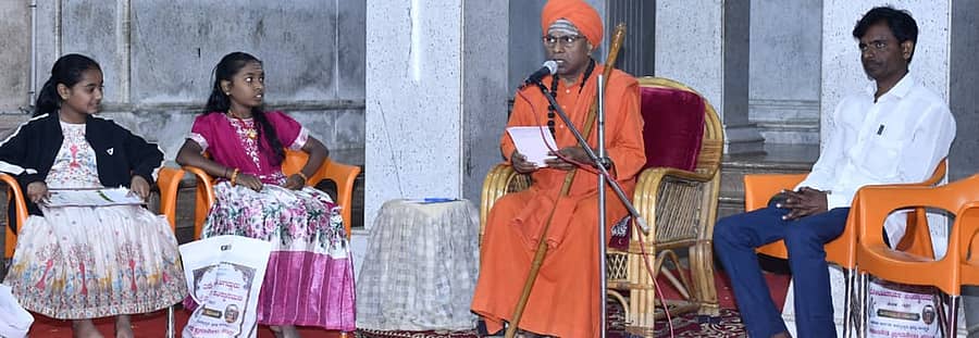 ಗದಗ ನಗರದ ತೋಂಟದಾರ್ಯ ಮಠದಲ್ಲಿ ನಡೆದ ಶಿವಾನುಭವ ಕಾರ್ಯಕ್ರಮದಲ್ಲಿ ಸಿದ್ಧರಾಮ ಸ್ವಾಮೀಜಿ ಆಶೀರ್ವಚನ ನೀಡಿದರು