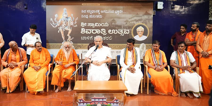 <div class="paragraphs"><p>ಧರ್ಮಸ್ಥಳದ ಪ್ರವಚನ ಮಂಟಪದಲ್ಲಿ ಶನಿವಾರ ನಡೆದ ಕಾರ್ಯಕ್ರಮದಲ್ಲಿ ಧರ್ಮಾಧಿಕಾರಿ ಡಿ.ವೀರೇಂದ್ರ ಹೆಗ್ಗಡೆ ಅವರು ಪಾದಯಾತ್ರಿಗಳನ್ನು ಉದ್ದೇಶಿಸಿ ಮಾತನಾಡಿದರು </p></div>