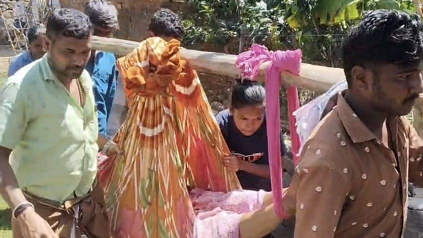 ಮಹದೇಶ್ವರ ಬೆಟ್ಟದಲ್ಲಿ ಶನಿವಾರ ವೃದ್ಧೆಯನ್ನು ಸಂಬಂಧಿಕರು ಡೋಲಿಯಲ್ಲಿ ಕರೆದೊಯ್ದರು