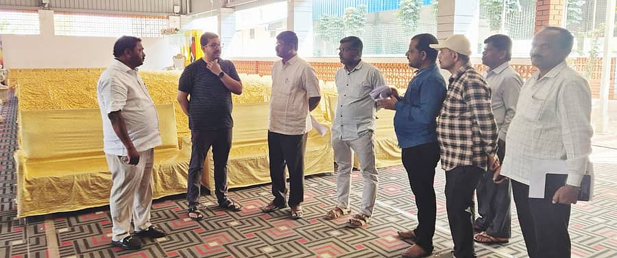 ಕೊಪ್ಪಳದಲ್ಲಿ ಶನಿವಾರ ಜಿಲ್ಲಾ ಪಂಚಾಯಿತಿ ಸಿಇಒ ವರ್ಣಿತ್‌ ನೇಗಿ, ಗ್ಯಾರಂಟಿ ಯೋಜನೆಗಳ ಅನುಷ್ಠಾನ ಪ್ರಾಧಿಕಾರ ಜಿಲ್ಲಾಧ್ಯಕ್ಷ ರೆಡ್ಡಿ ಶ್ರೀನಿವಾಸ ಹಾಗೂ ಇತರರು ಸಿದ್ಧತಾ ಕಾರ್ಯ ಪರಿಶೀಲಿಸಿದರು