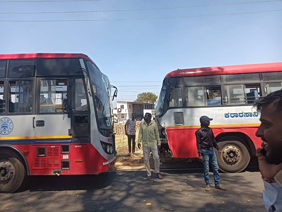 ಹನೂರು ತಾಲೂಕಿನ ಎಲ್ಲೆಮಾಳ ಬಳಿ ಸಾರಿಗೆ ಬಸ್ಸುಗಳು ಮುಖಾಮುಖಿ ಡಿಕ್ಕಿಯಾಗಿರುವುದು.