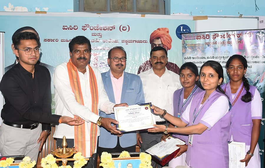 ಚಿಕ್ಕಮಗಳೂರು ನಗರದ ಸರ್ಕಾರಿ ಮಹಿಳಾ ಪ್ರಥಮ ದರ್ಜೆ ಕಾಲೇಜಿನಲ್ಲಿ ಶನಿವಾರ ಹಮ್ಮಿಕೊಂಡಿದ್ದ ಯೋಧ ನಮನ ಕಾರ್ಯಕ್ರಮದಲ್ಲಿ ಪುಲ್ವಾಮ ದಾಳಿಯಲ್ಲಿ ಮಡಿದ ಹುತಾತ್ಮ ಯೋಧರಿಗೆ ಗೌರವ ಸಲ್ಲಿಸಲಾಯಿತು