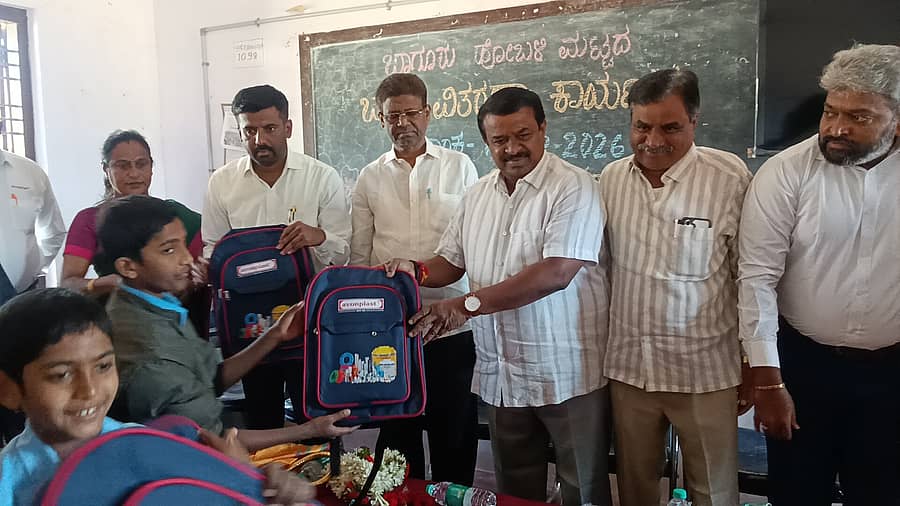ಬಾಗೂರು ಹೋಬಳಿಯ ಕೇಂದ್ರದ ಸರ್ಕಾರಿ ಹಿರಿಯ ಪ್ರಾಥಮಿಕ ಪಾಠಶಾಲೆ (ಹಳೆಯದು)ಯಲ್ಲಿ ಏವನ್ ಪ್ಲಾಸ್ಟಿಕ್ ಇಂಡಸ್ಟ್ರೀಸ್ ಪ್ರವೇಟ್ ಲಿಮಿಟೆಡ್ ವತಿಯಿಂದ ಶಾಲೆ ಮಕ್ಕಳಿಗೆ ಉಚಿತ ಬ್ಯಾಗ್, ಕಲಿಕಾ ಸಾಮಗ್ರಿಯನ್ನು ಶಾಸಕ ಸಿ.ಎನ್‌. ಬಾಲಕೃಷ್ಣ ವಿತರಣೆ ಮಾಡಿದರು