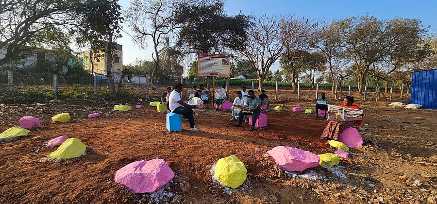 ಗುಂಡ್ಲುಪೇಟೆ ಎಚ್.ಎಸ್.ಮಹದೇವಪ್ರಸಾದ್ ನಗರದ ಕಸ ಸುರಿಯುವ ಸ್ಥಳವನ್ನು ದಿನಪತ್ರಿಕೆ ಓದುವ ಮತ್ತು ಕಾನೂನು ಅರಿವಿನ ಸ್ಥಳವಾಗಿ ಮಾರ್ಪಡಿಸಲಾಗಿದೆ.