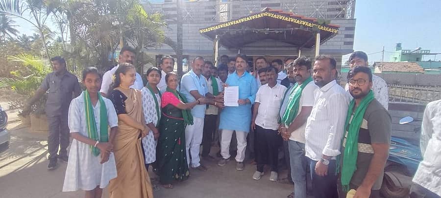 ಆನೇಕಲ್ ತಾಲ್ಲೂಕಿನ ಸರ್ಜಾಪುರ ಹೋಬಳಿಯಲ್ಲಿ ಕೆಐಎಡಿಬಿ ಭೂಸ್ವಾಧೀನ ಪ್ರಕ್ರಿಯೆ ವಿರೋಧಿಸಿ ನಡೆಯುತ್ತಿರುವ ರೈತರ ಹೋರಾಟ ಬೆಂಬಲಿಸುವಂತೆ ವಿಧಾನಸಭೆ ವಿರೋಧಪಕ್ಷದ ನಾಯಕ ಆರ್‌.ಅಶೋಕ್‌ ಅವರಿಗೆ ರೈತರು ಮನವಿ ಸಲ್ಲಿಸಿದರು