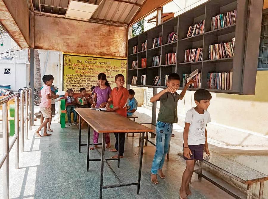 ಪುಸ್ತಕಗೂಡಿನಲ್ಲಿ ಓದುಗರು