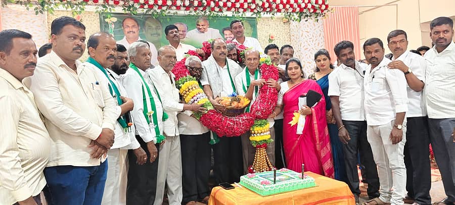 ಜೆಡಿಎಸ್ ಮೈಸೂರು ಜಿಲ್ಲಾ ಗ್ರಾಮಾಂತರ ಘಟಕದ ಅಧ್ಯಕ್ಷರಾಗಿ ನೇಮಕಗೊಂಡ ಎಂ.ಅಶ್ವಿನ್ ಕುಮಾರ್ ಅವರನ್ನು ತಿ.ನರಸೀಪುರ ಜೆಡಿಎಸ್ ಘಟಕದಿಂದ ಸನ್ಮಾನಿಸಲಾಯಿತು