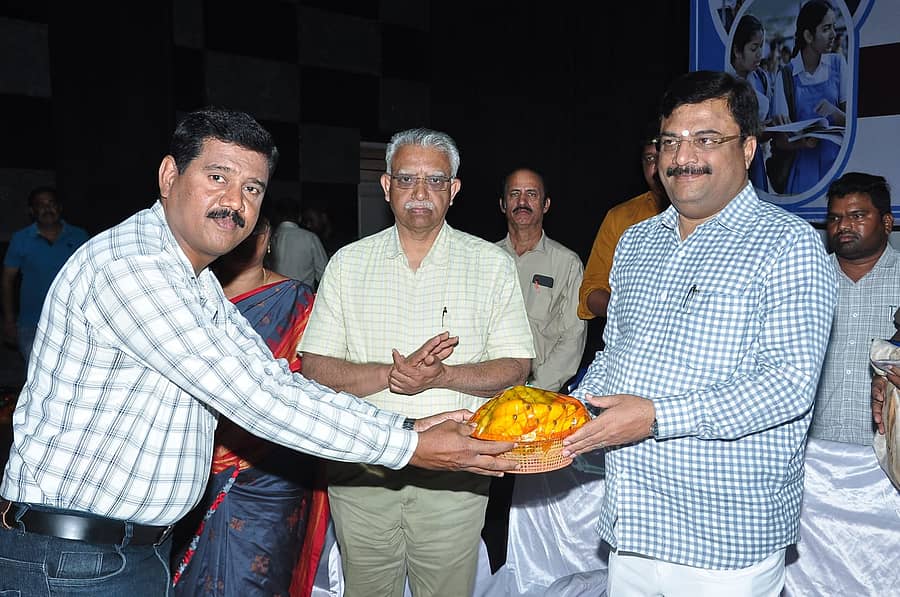 <div class="paragraphs"><p>ಕಾರ್ಯಕ್ರಮದಲ್ಲಿ ಶಾಸಕ ನರೇಂದ್ರಸ್ವಾಮಿ ಅವರನ್ನು ಸನ್ಮಾನಿಸಲಾಯಿತು</p></div>